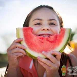 怎么吃西瓜才健康？吃西瓜主食要减半