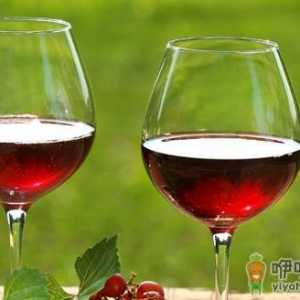 冬季喝葡萄酒有润肺清燥等益处