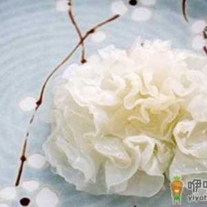 银耳营养价值高 春季止咳润肺可吃它