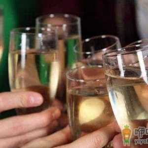 揭秘许多人都信以为真的饮酒误区