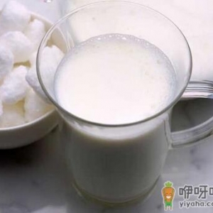 牛奶营养丰富-不要用微波炉加热