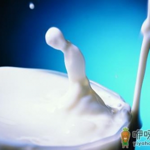 牛奶与青春痘的生成有关 喝低脂脱脂牛奶容易长痘痘
