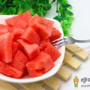 西瓜有利于消暑解渴 水果店把西瓜切开卖原来猫腻多