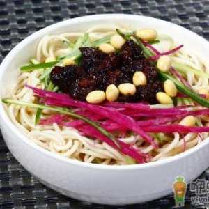 老北京炸酱面是怎么做的？