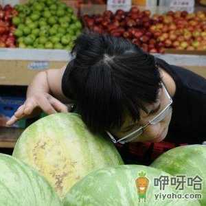 啃秋时怎样挑选西瓜？如何挑选到好吃又甜的西瓜