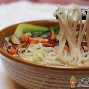 煮食物有学问-煮面条加点油不粘连