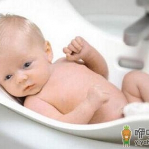 男童洗澡爱盯浴霸两月失明
