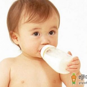 宝宝躺着喝奶会变丑躺着喝奶危害多