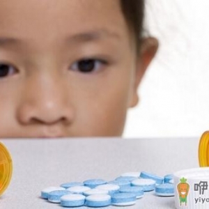 给孩子捏住鼻子灌药小心窒息！