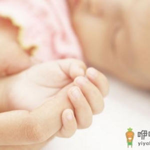 宝宝喜欢“吃手”的原因