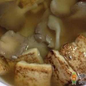女人美白补水 推荐蘑菇豆腐汤