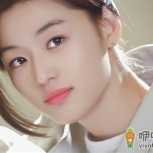 水润果冻唇妆的画法