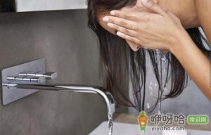 冷水洗脸缩毛孔 当心毁容