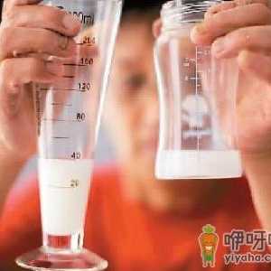 婴儿吃奶量多少合适？刚出生的宝宝吃什么奶粉