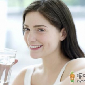 空腹喝盐水排毒是谣言 喝白开水的健康时间表