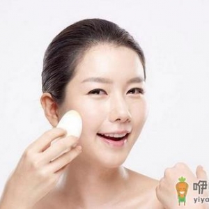 “战痘”还需彩光治疗