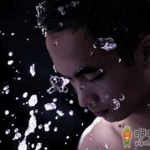 男性电脑族如何护肤？绿茶来拯救