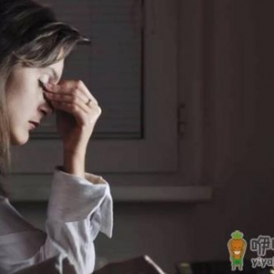 上班族熬夜加班眼部浮肿 消除眼部浮肿的方法