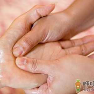 冬季干燥手部的按摩护理