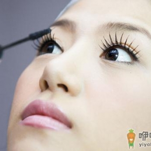 怎么化妆睫毛才好看？用睫毛夹！