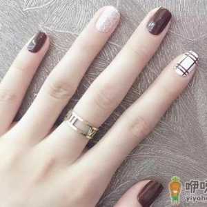 女性美甲 “美”不成反得灰指甲