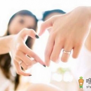 男人沉默时爱你的表现