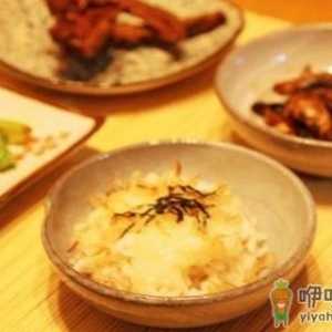 晚饭吃太晚小心发胖！