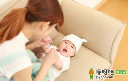 宝宝打嗝后吐奶吓坏宝妈 帮新生儿拍嗝的正确姿势