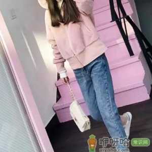 粉色卫衣配什么裤子 如同糖果般甜美俏皮