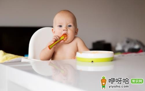 宝宝可以添加辅食的信号 宝宝添加辅食需讲究原则