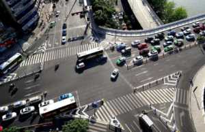 2023清明十字路口烧完纸回来路上能说话吗