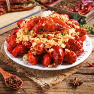 小龙虾肉吃着感觉有点弹是没熟吗