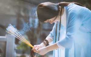 上香时先许愿还是先插香