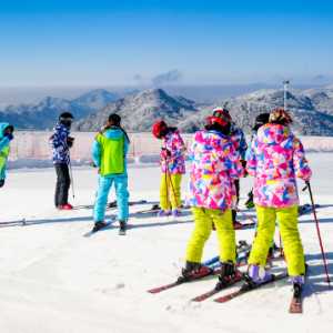 滑雪服里面穿短袖还是长袖